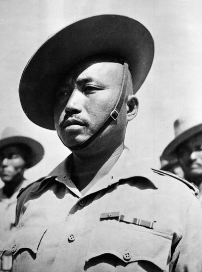 Ritratto del subadar Lalbahadur Thapa, 1st Battalion in the 2nd Gurkha Rifles da English Photographer